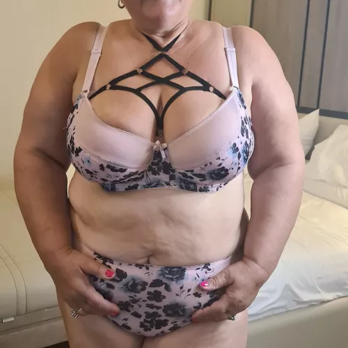 I like putting my fat body in sexy bra!