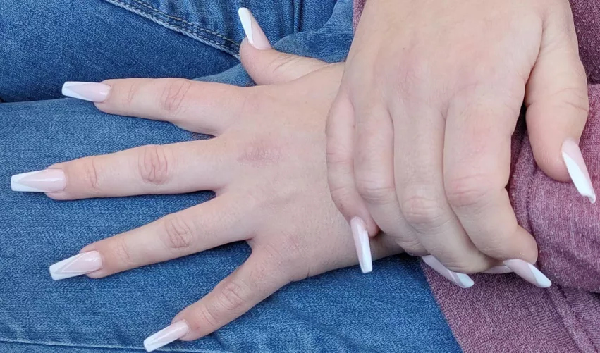 I love her long beautiful nails so much😘😍