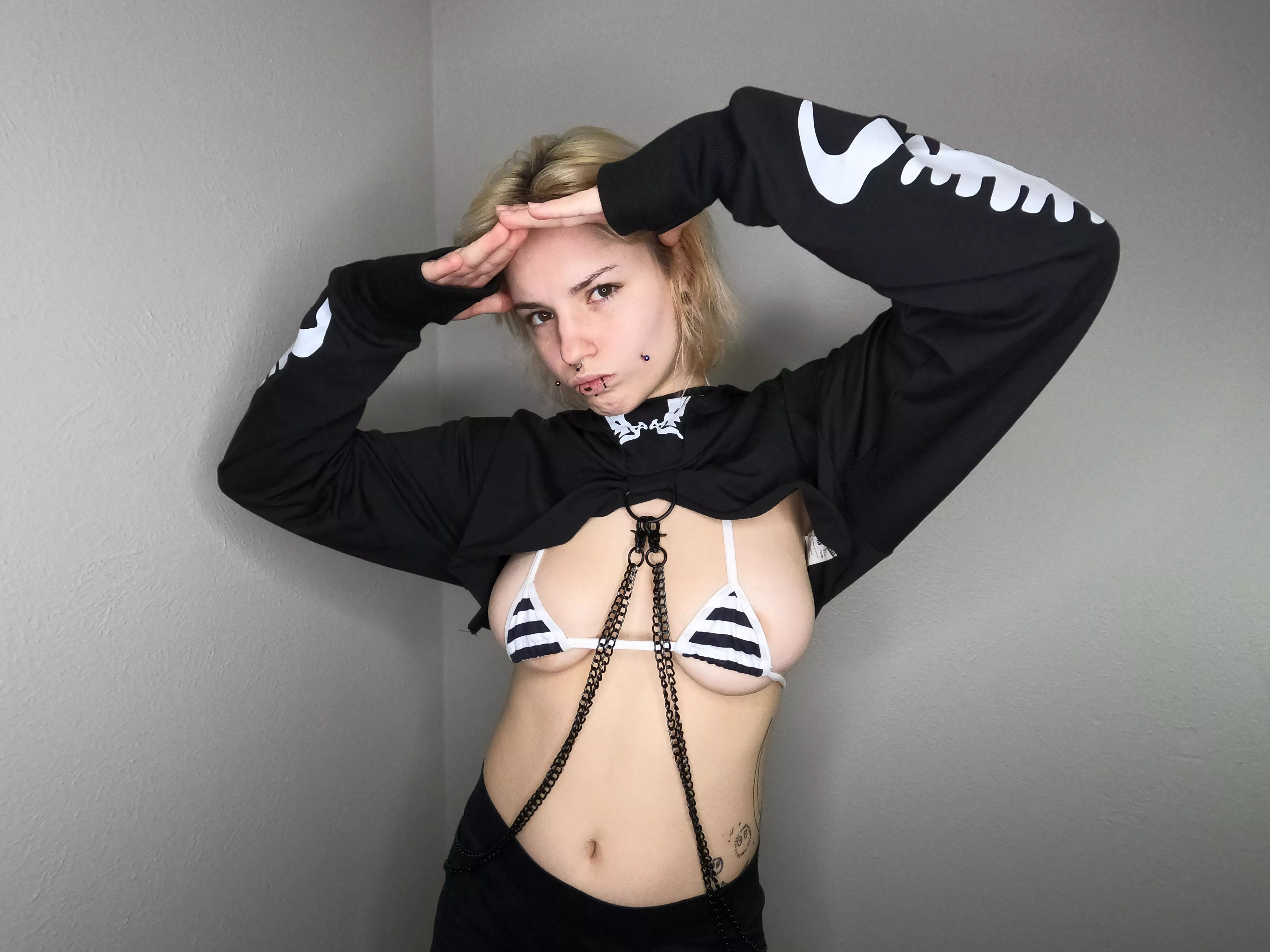 just a regular emogirl💀