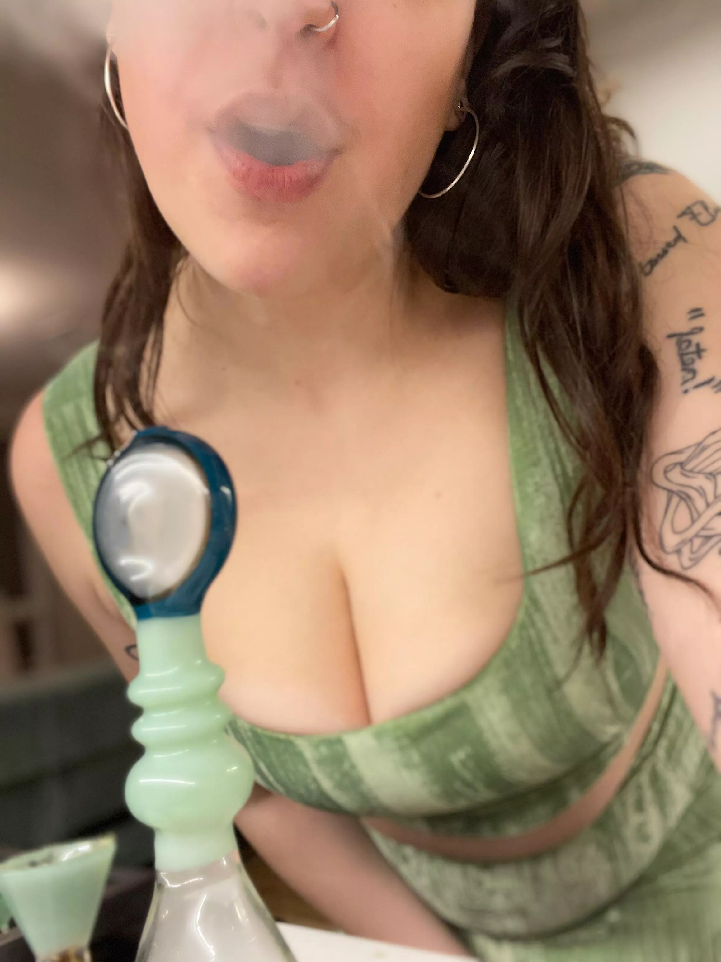 let’s get high and watch horror movies!! 😈🧚🏼