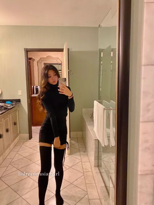 Let’s smoke a j together, get really stoned, & then stuff our faces with food?! Maybe you can stuff my mouth later too! ;-)