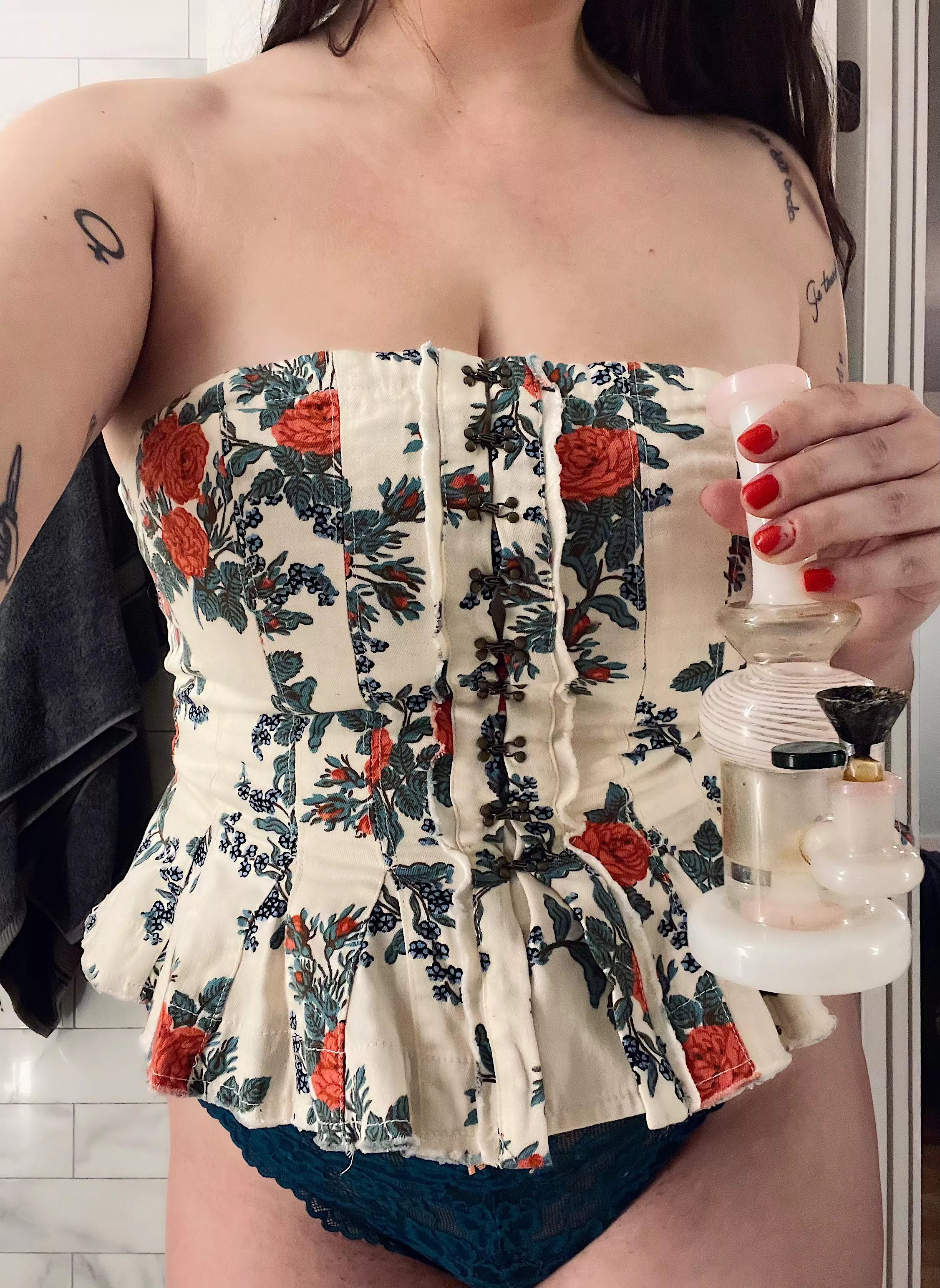 like my rosy new corset? 🥀