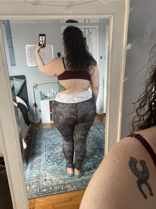 New leggings are sooo comfy but I don’t think I like the print 🤔