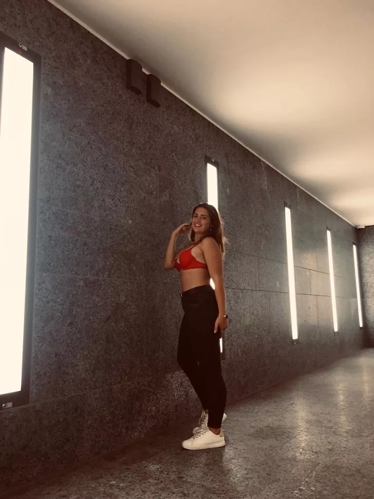 Risky shooting in the trainstation! 🍒