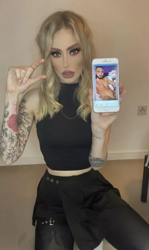 See this loser😂 I know his Instagram😁 what you think.. to i share his naked pic with that tiny useless dick to his friends and followers 😂🤣?