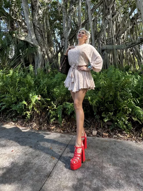 Sky high platform heels 👠