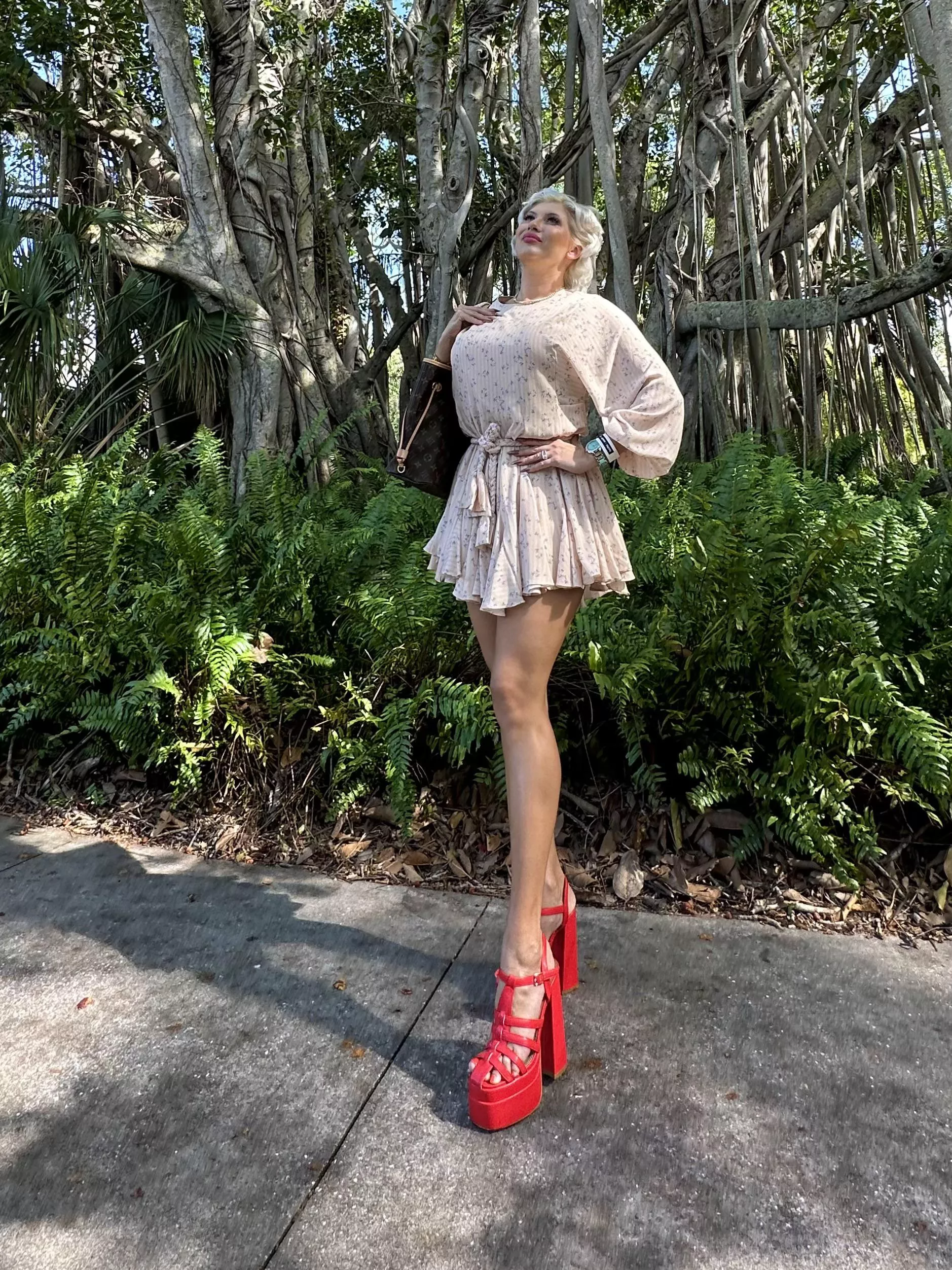 Sky high platform heels 👠