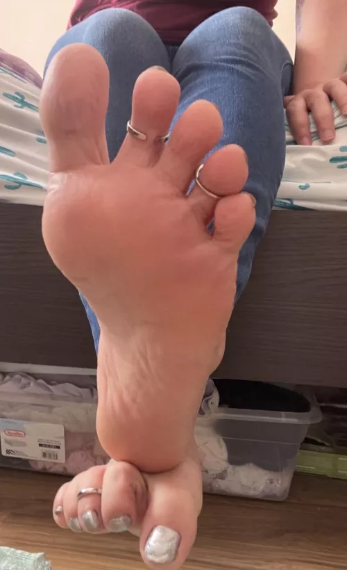 Stick that tongue out, lick from heel to toe, say “thank you goddess”, and repeat 💋