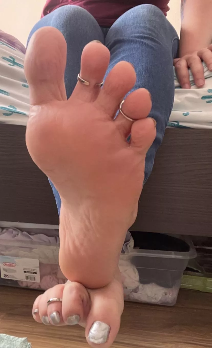 Stick that tongue out, lick from heel to toe, say “thank you goddess”, and repeat 💋