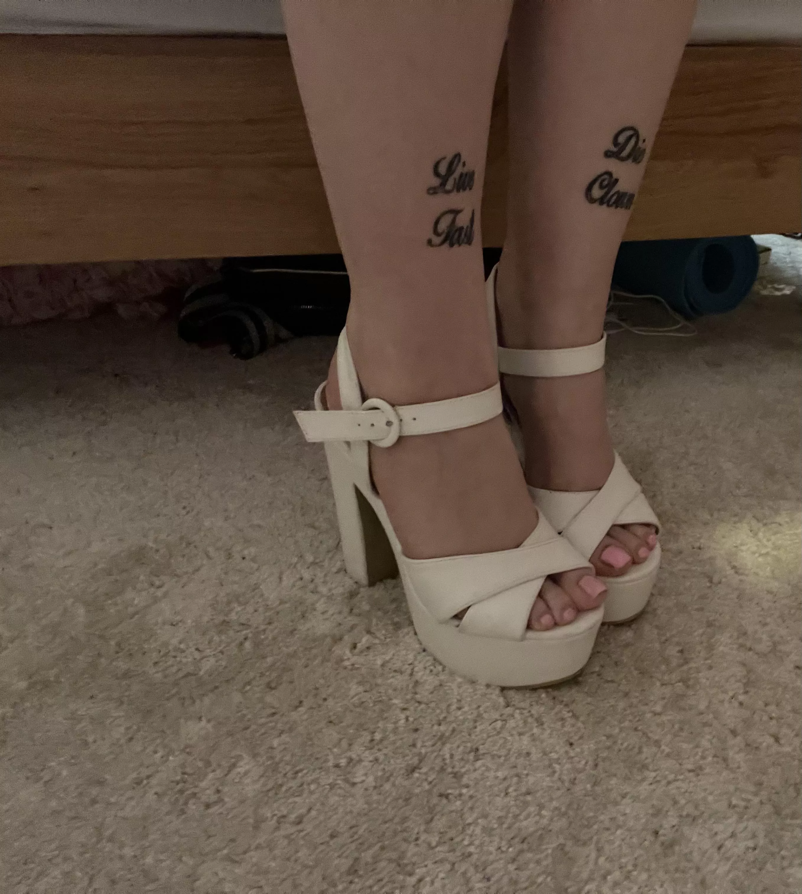 Today’s heel choice 👠🤍