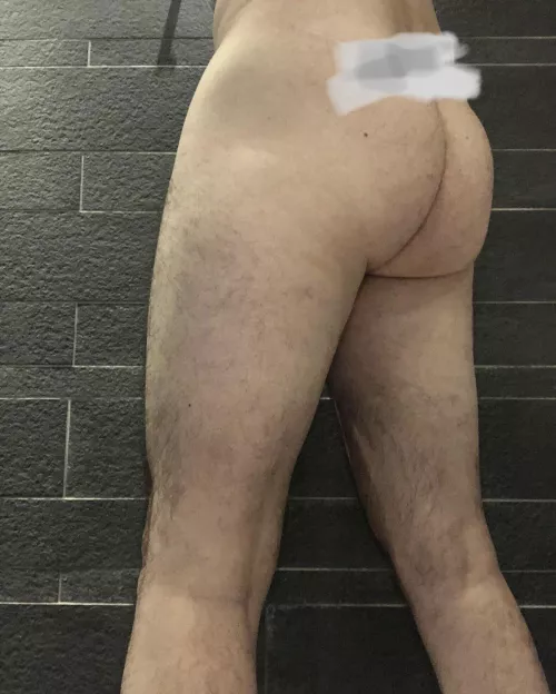 what would you do if you this ass in the empty gym changing room?