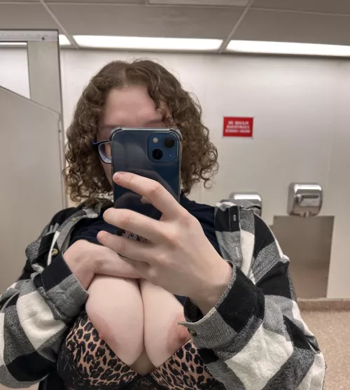 WinCo the other night, someone walked in right after 😳😳