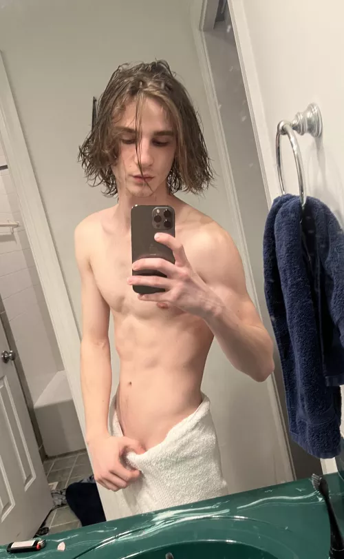 20 yo fresh out the shower. Who wants to see under my towel?