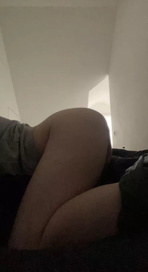 22yo Big booty bottom