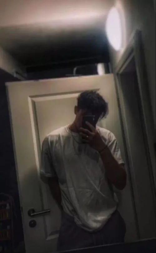 25 hot guy back from gym hot guys++hairy chest+++fit+++daddies +++add me on sc; apphunterjohn22