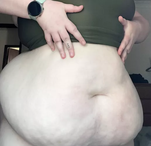 Big belly goddess, treat me like one 🥵💓