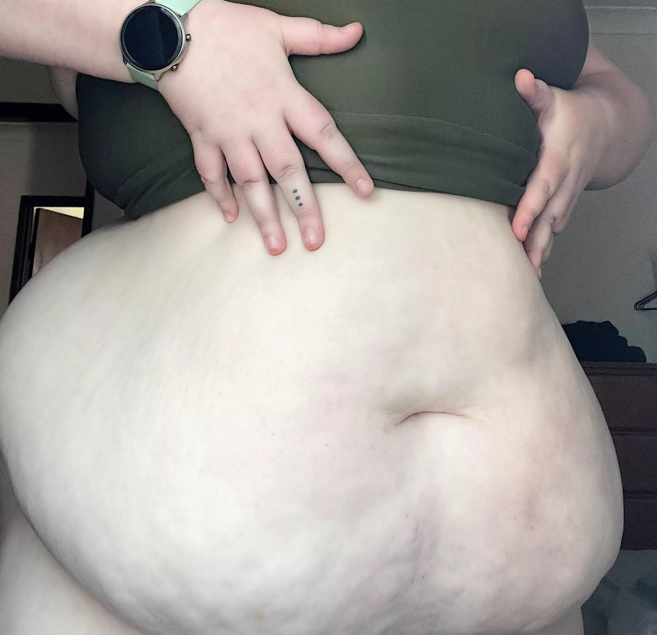 Big belly goddess, treat me like one 🥵💓