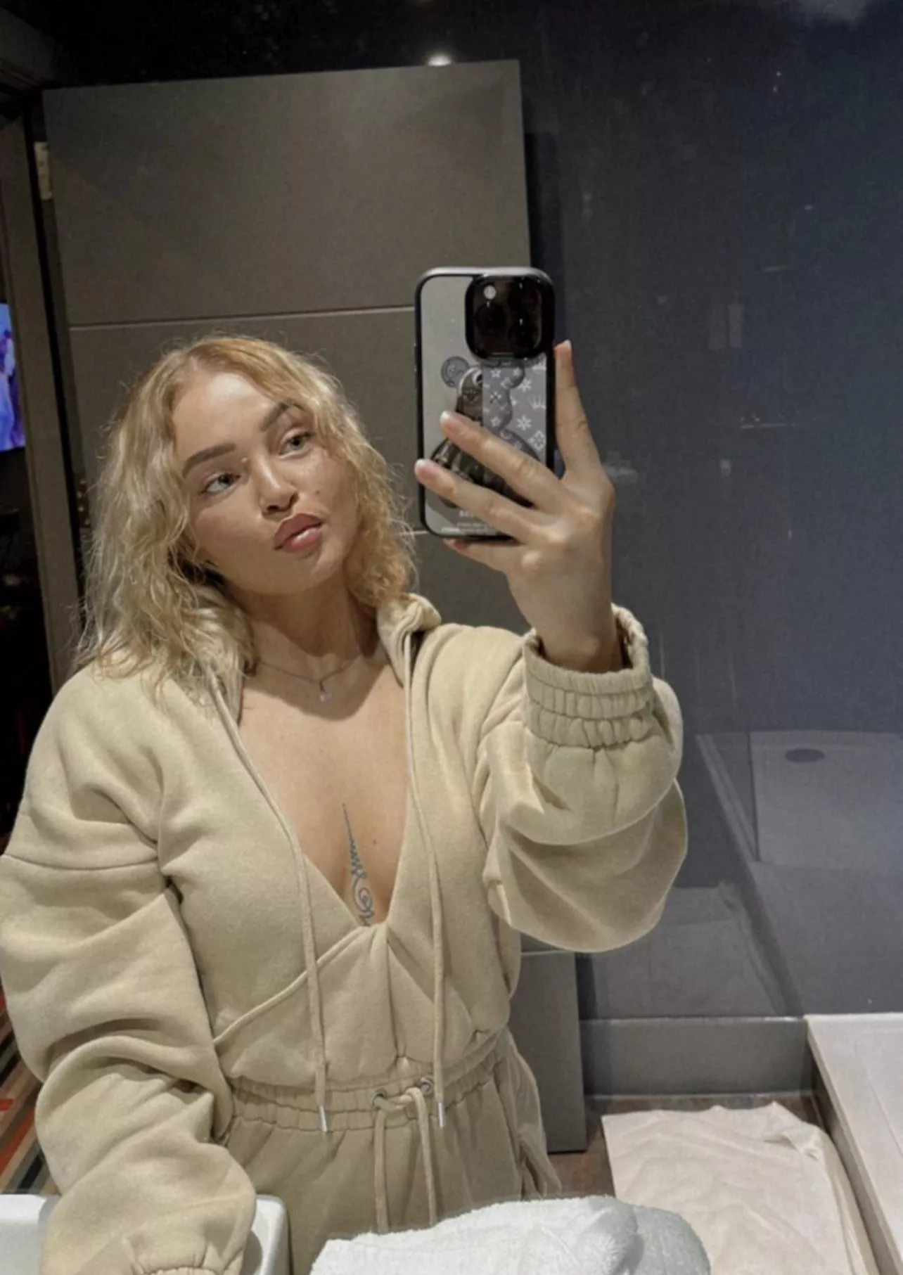 Dirty slut Elle is ready for your multiple cocks🍆