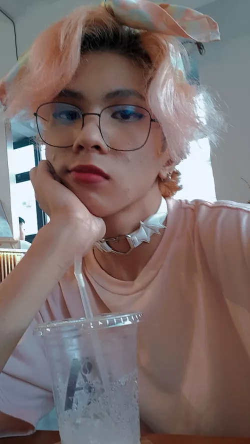 got bullied today almost got in a fight luckily my friend stopped me lmao. anyways ehre's a pic of me with my empty coffee cup ^^