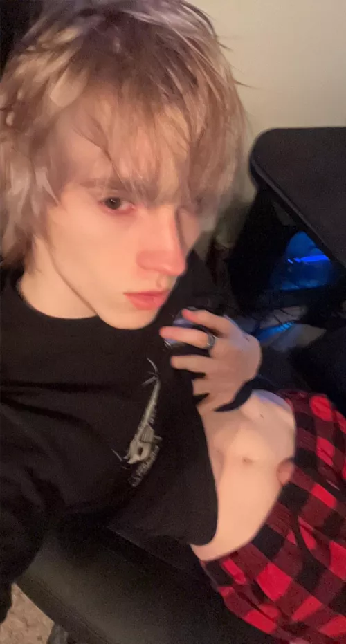 he’s peeking out at you o.O