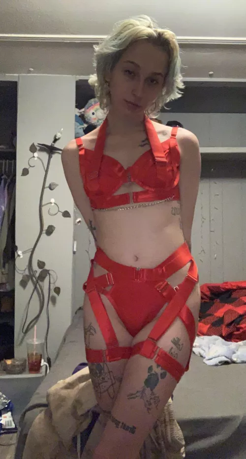 i fell powerful in red 😈