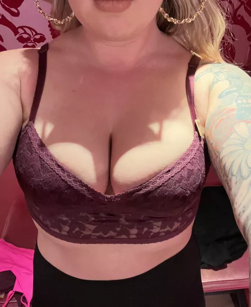 I like to show off a bit when it’s girls night out! Maybe someone will buy me some drinks and have some fun😏😉