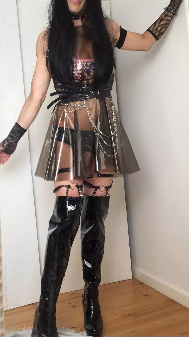 I love when guys stare at my boots 👀💕