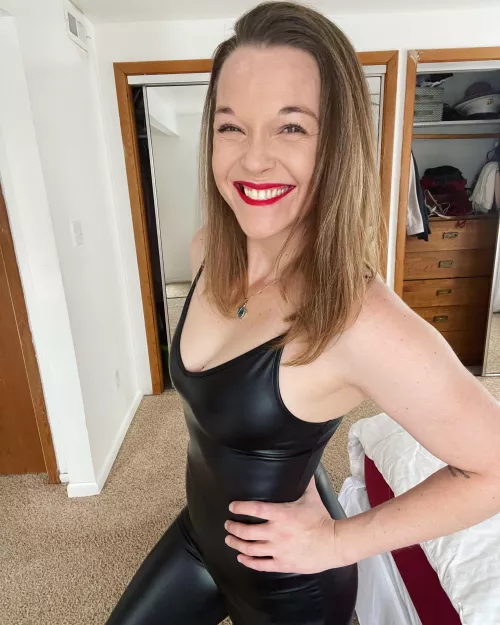 Neighborhood Milf in some leather… 🖤