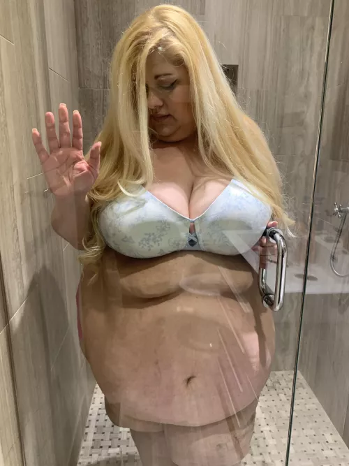 Shower anyone? 🫦💋