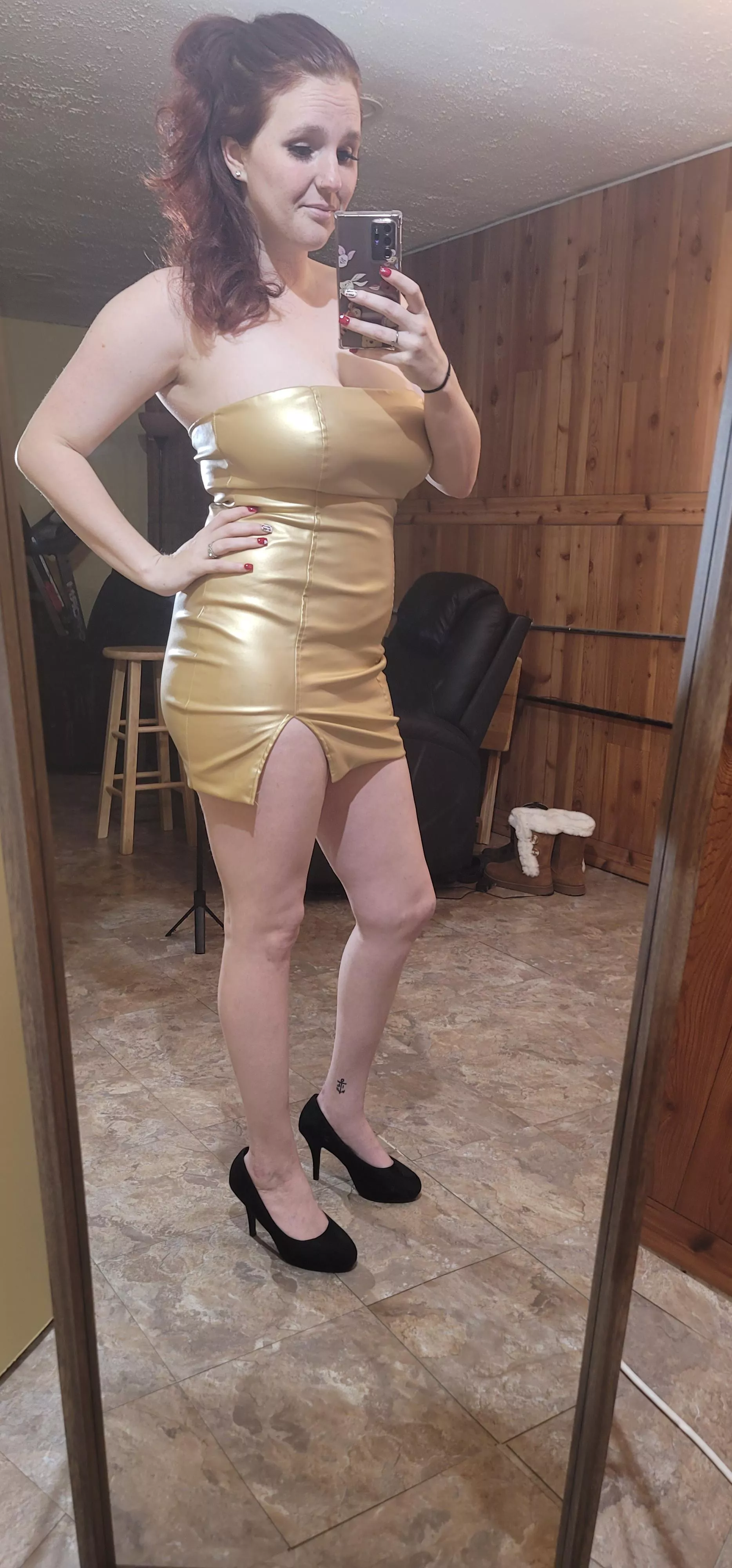 this gold leather dress is amazing with my pale skin 😍