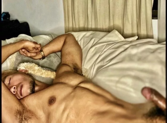 Too drunk to even bother who deep throats my throbbing cock 🍻 🍌👅