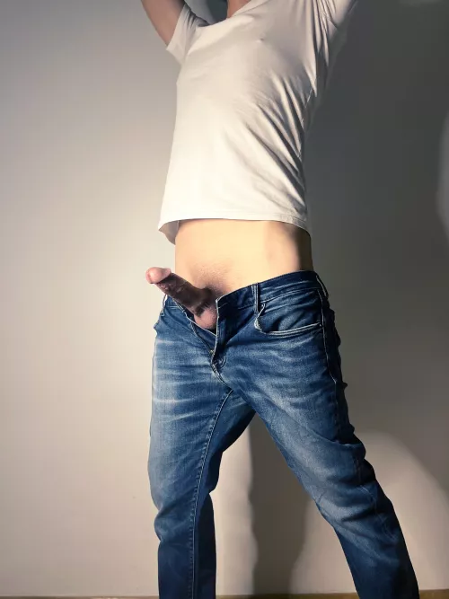 Undress me baby! I can’t stay in my jeans 👖