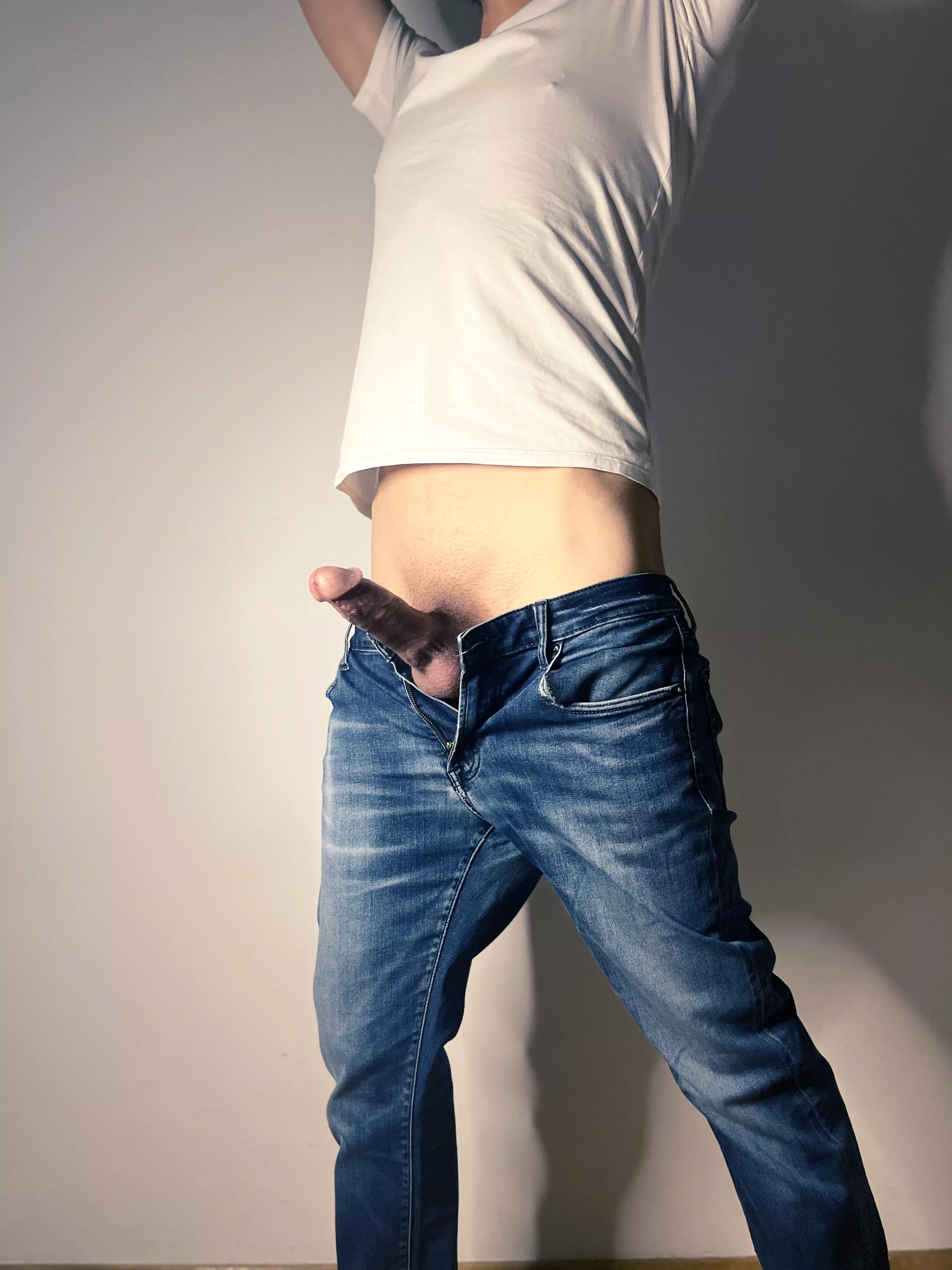 Undress me baby! I can’t stay in my jeans 👖