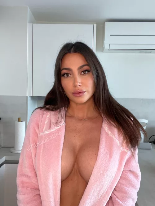 Waiting for you in the kitchen 💗