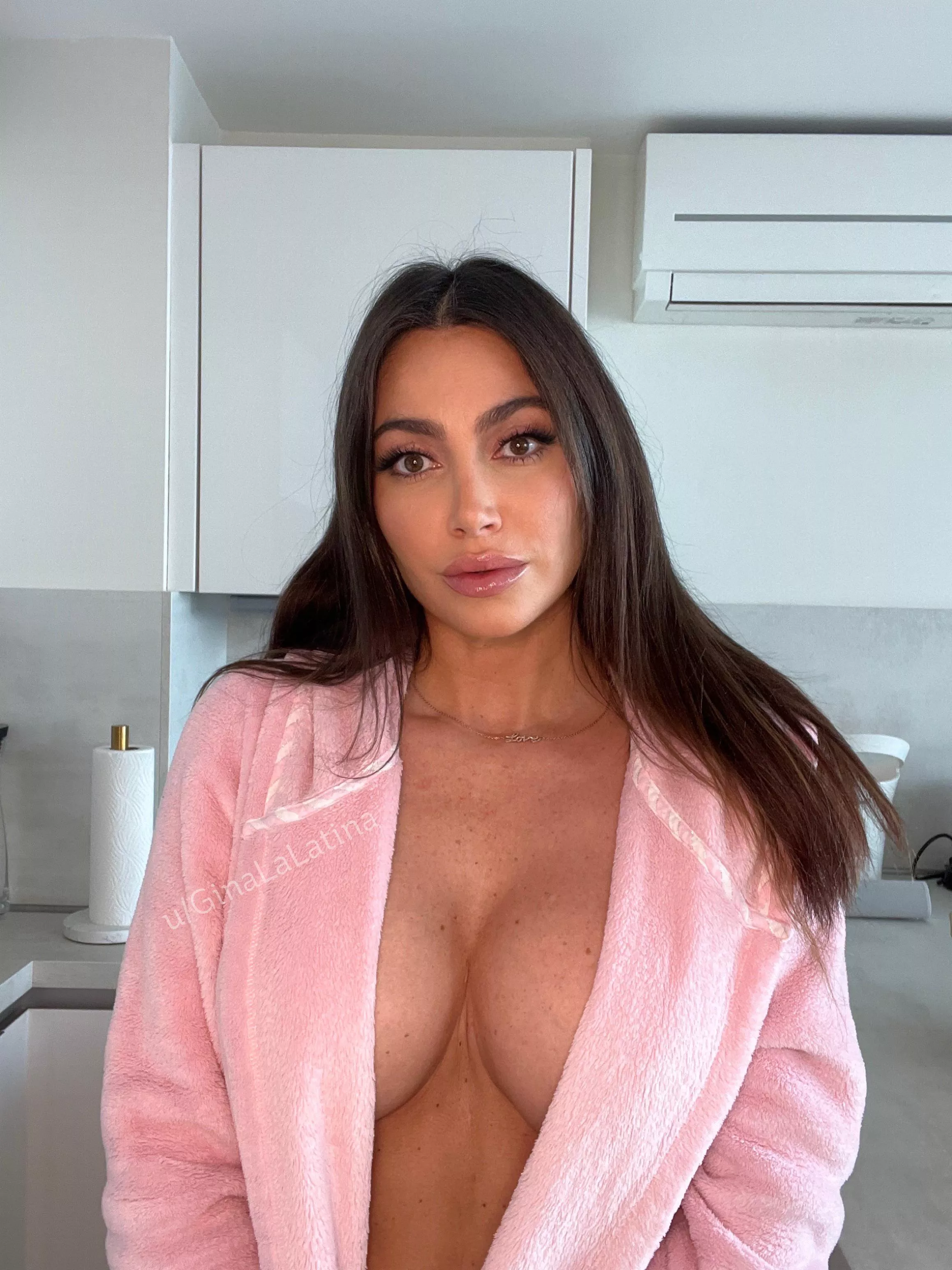 Waiting for you in the kitchen 💗