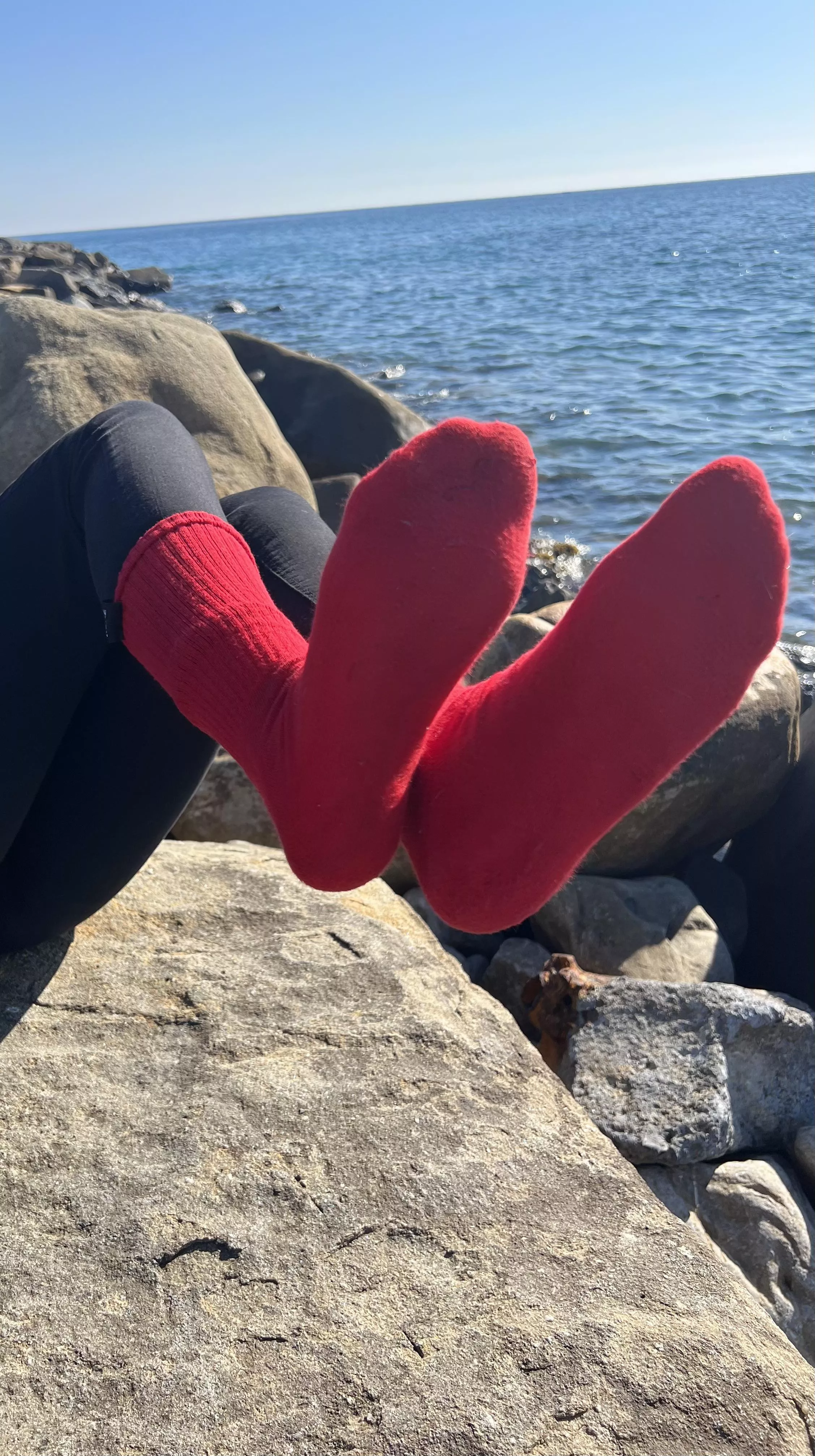 Who comes to the sea?