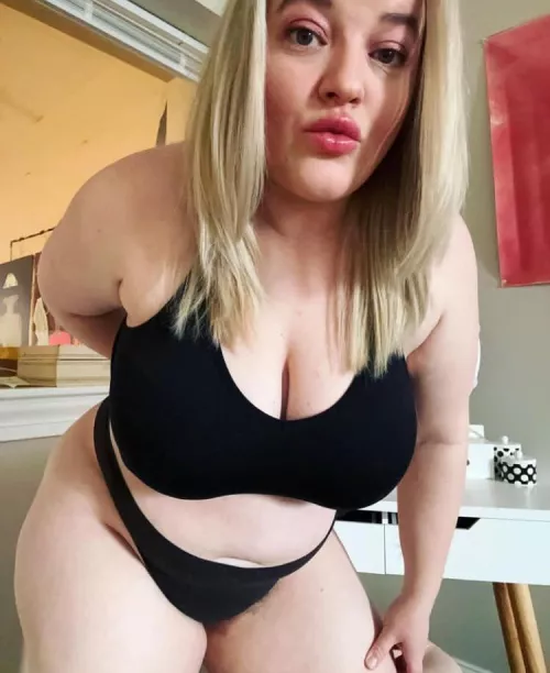 Who is interested in stuffing a piggy 🍔🍕🍾