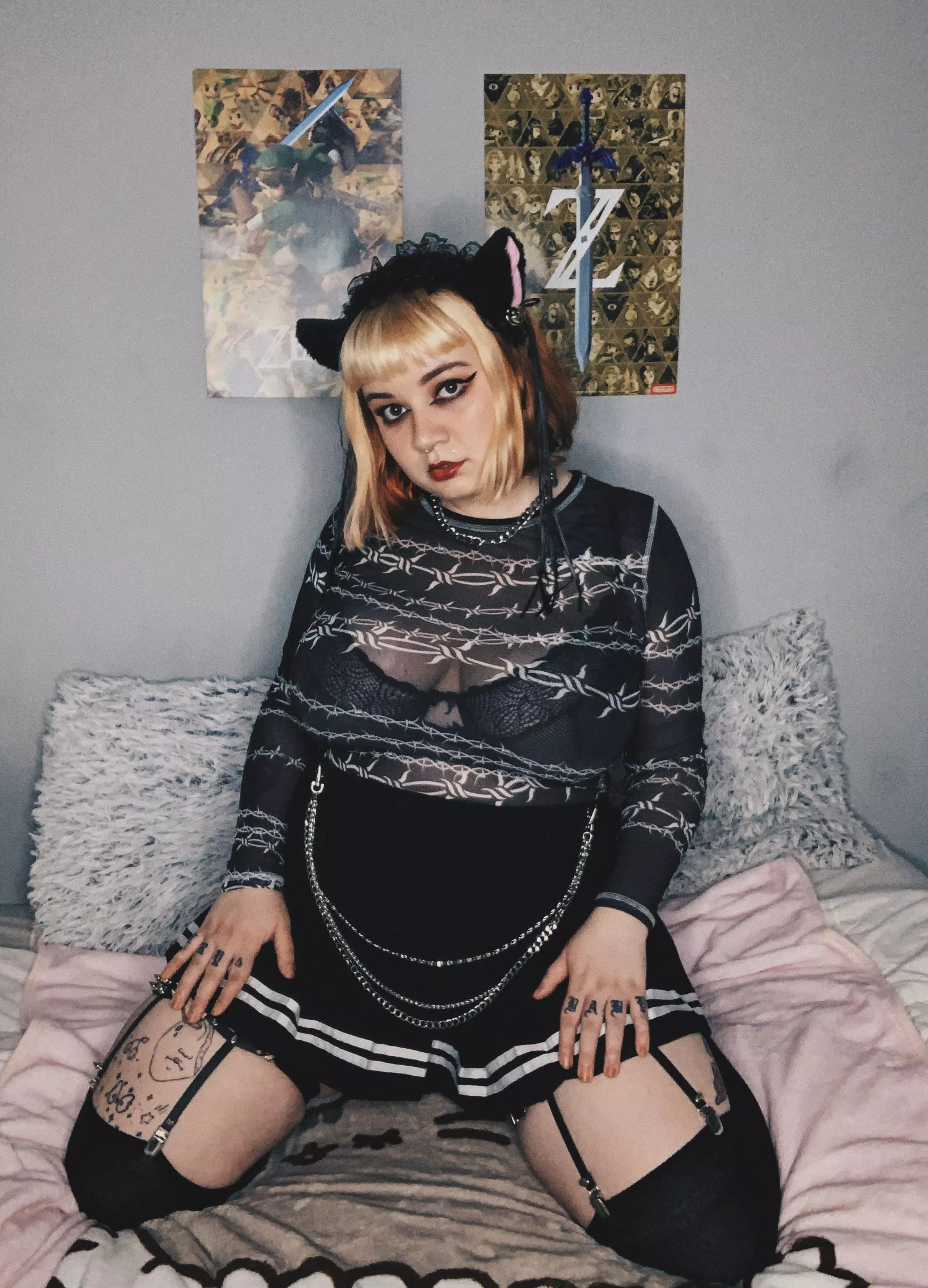 Who wants a goth neko girl for service 🐱🖤