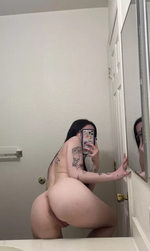 would u let me jiggle this ass on your cock?
