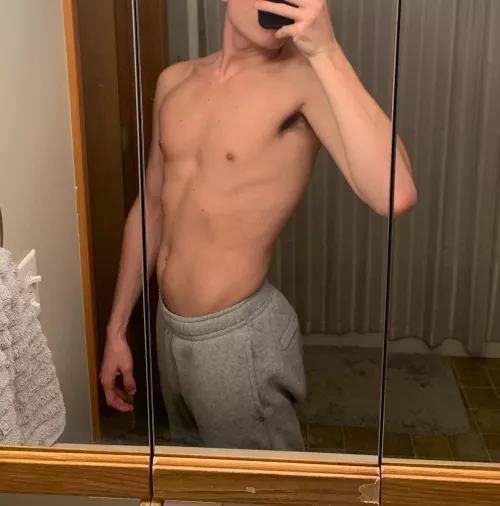 19 m US bottom looking for masc hung tops send pic snap: daneloyer