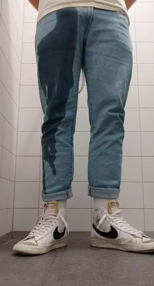 [23] Text me if you're around my age and if you love to piss yourself too