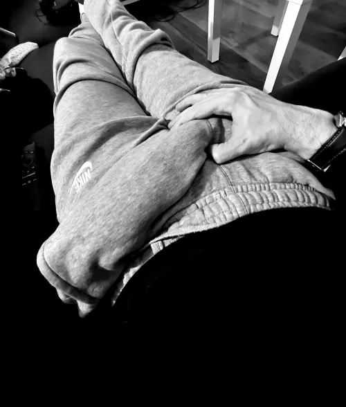 Ah yes, grey sweats, how original 😌