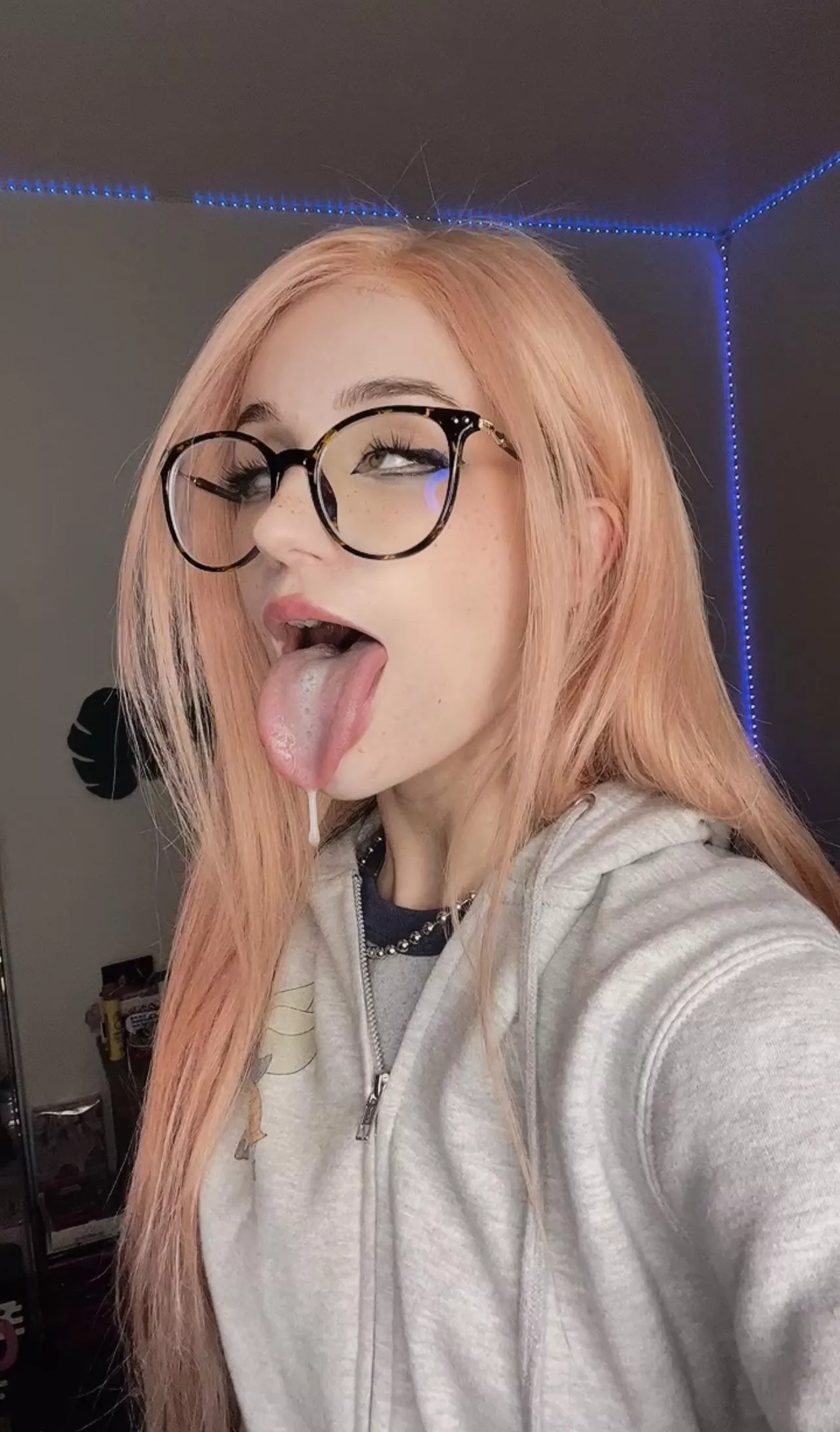 Anyone wanna cover this wide wet tongue … [oc]