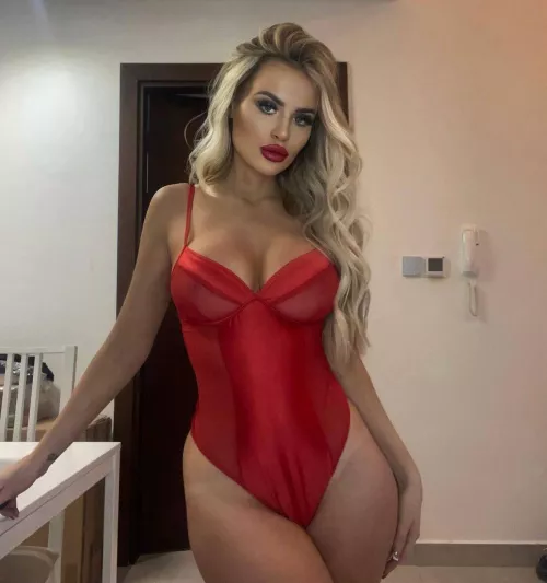 Can I cover you in red lippy?