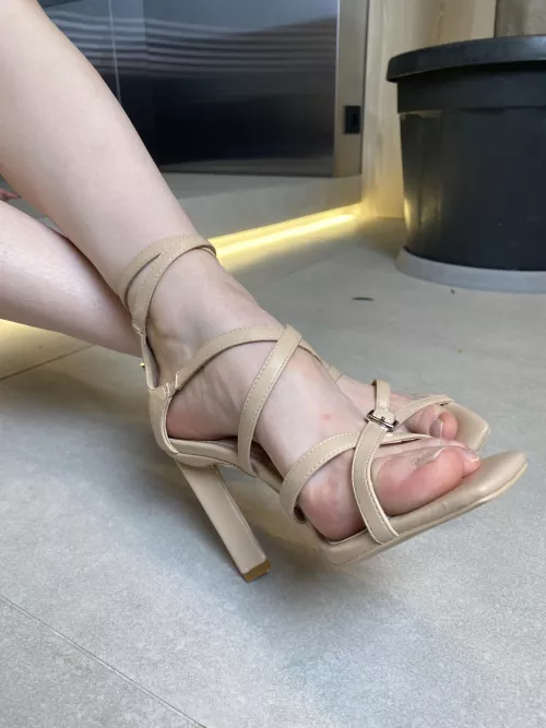 Can you help me zip up my shoes?