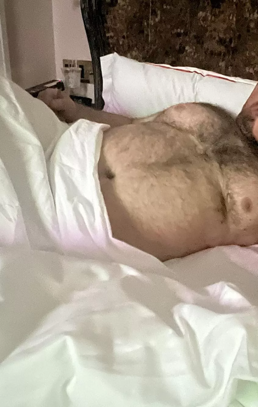 Come lay ur head on daddy’s chest while I nurse u!! 🐻🍼