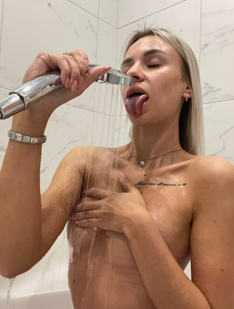 Even in cold water the two of us will be hot in this tub 😈