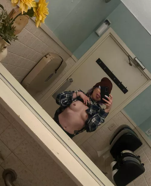 hoping someone at the bar walks in on me (f) like this😋