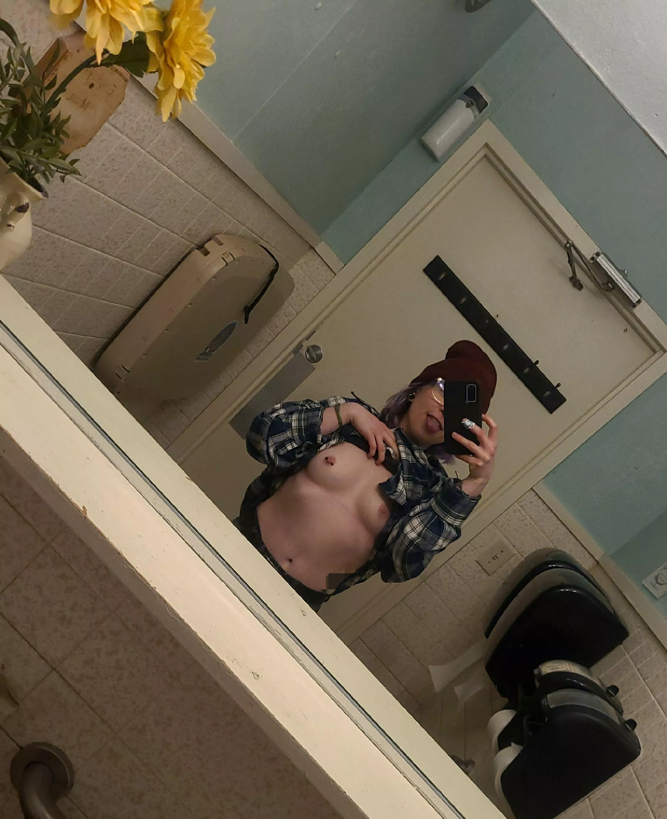 hoping someone at the bar walks in on me (f) like this😋