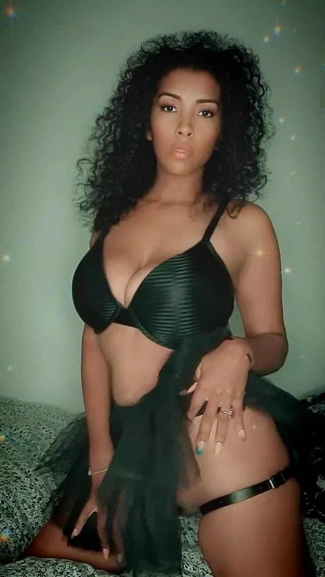 I feel like q queen in this dress